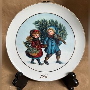 1981 Avon Christmas Plate Series First Edition “Sharing the Christmas Spirit” 9”